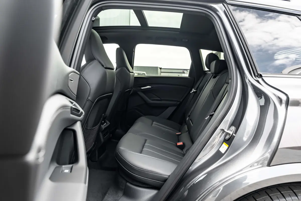 S edition 83 kWh / 252 pk | Adaptive air suspension | Adaptive cruise control | Audi sound system