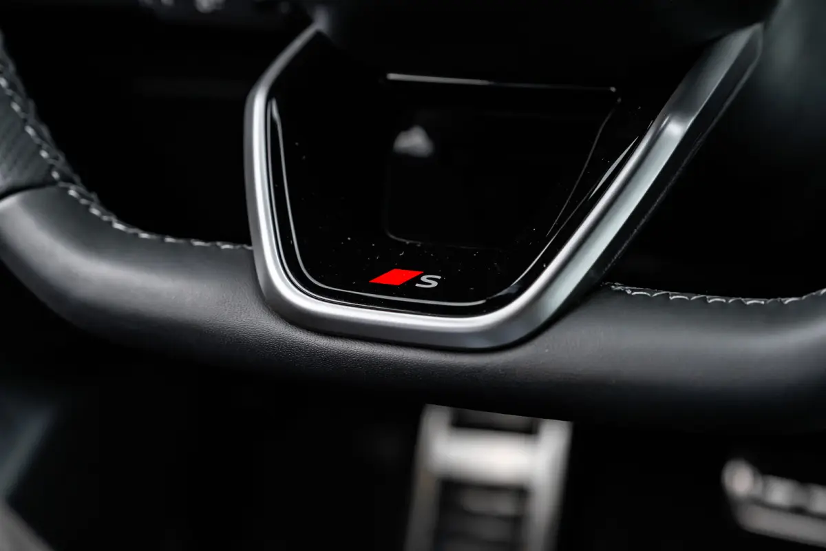 S edition 83 kWh / 252 pk | Adaptive air suspension | Adaptive cruise control | Audi sound system