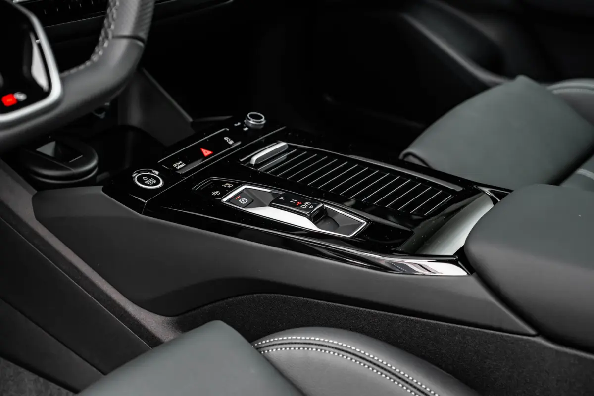 S edition 83 kWh / 252 pk | Adaptive air suspension | Adaptive cruise control | Audi sound system