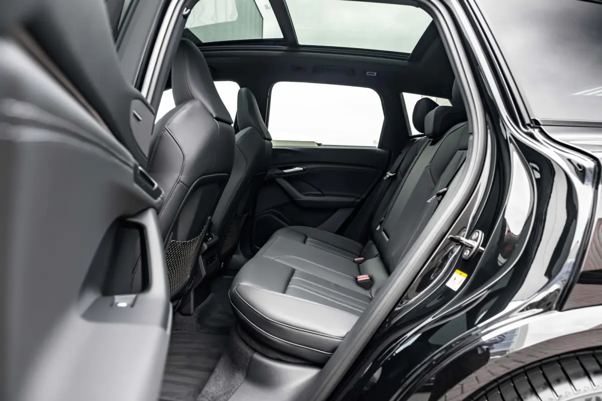 S edition 83 kWh / 252 pk | Adaptive air suspension | Adaptive cruise control | Audi sound system