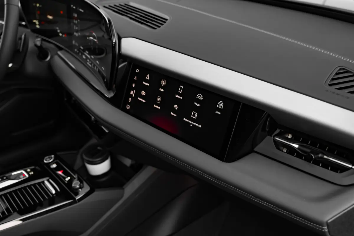 S edition | Adaptive air suspension | Adaptive cruise control | Audi sound system