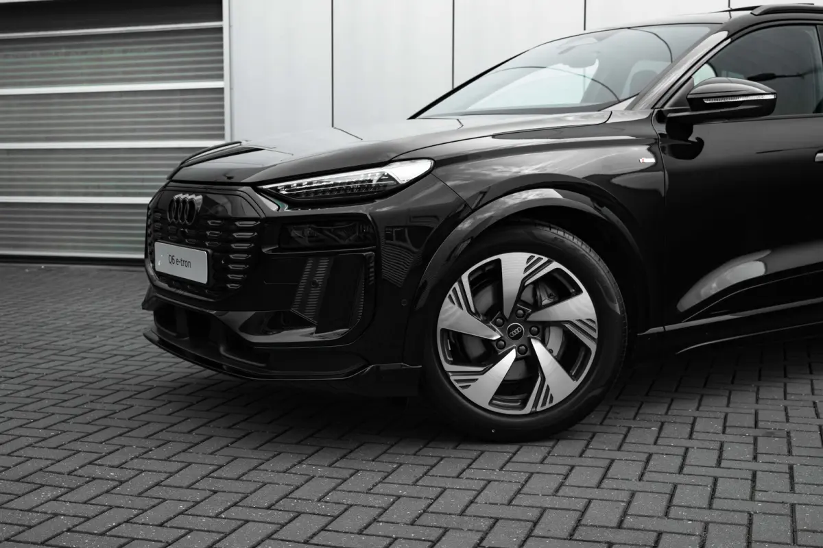 S edition | Adaptive air suspension | Adaptive cruise control | Audi sound system