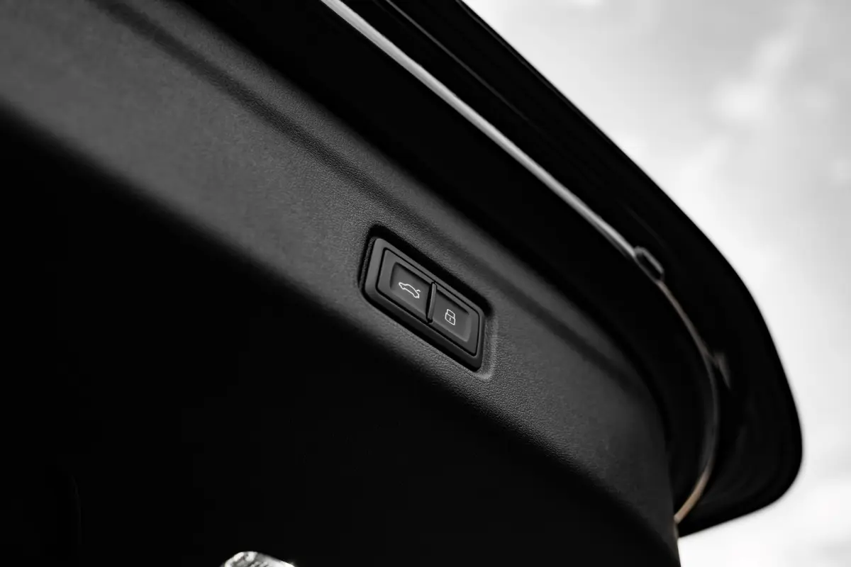 S edition | Adaptive air suspension | Adaptive cruise control | Audi sound system
