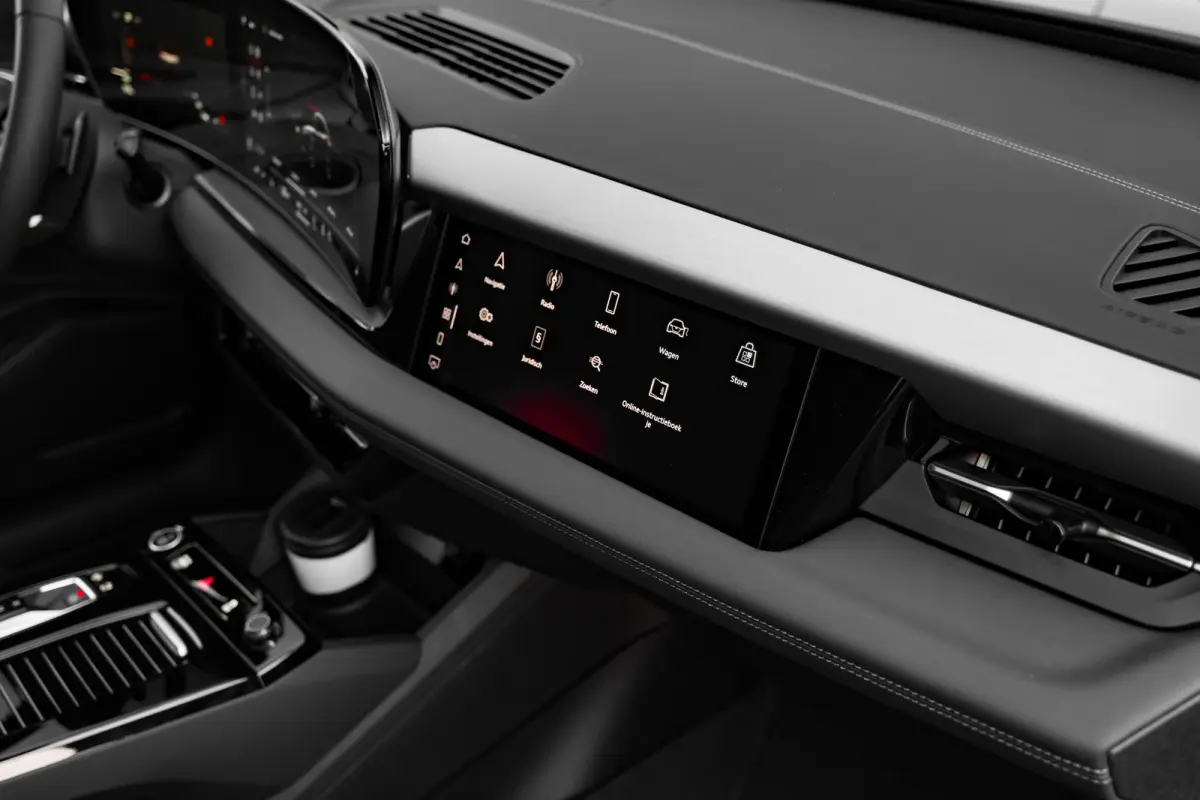 S edition | Adaptive air suspension | Adaptive cruise control | Audi sound system
