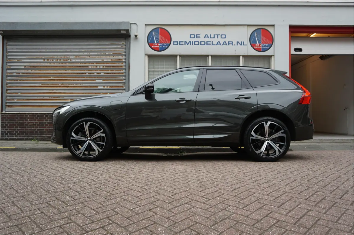 2.0 T6 Plug-in hybrid AWD Ultra Black Edition R-Design | Panoramadak | Trekhaak | 360 camera | Adaptive+Lane | Harman Kardon | 21inch | Dealer onderhouden Recharge