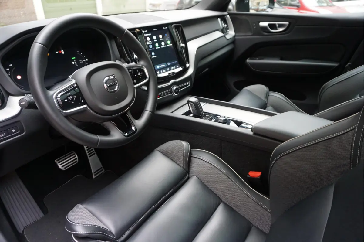 2.0 T6 Plug-in hybrid AWD Ultra Black Edition R-Design | Panoramadak | Trekhaak | 360 camera | Adaptive+Lane | Harman Kardon | 21inch | Dealer onderhouden Recharge
