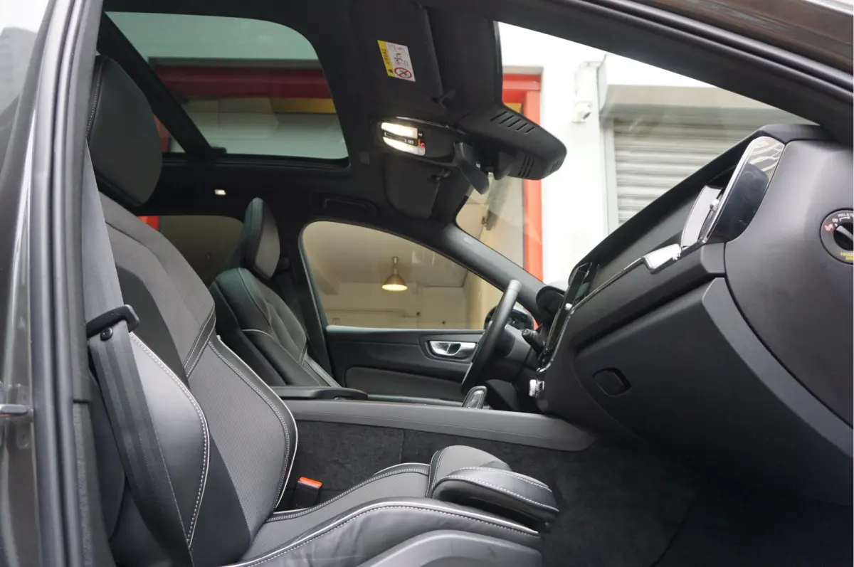 2.0 T6 Plug-in hybrid AWD Ultra Black Edition R-Design | Panoramadak | Trekhaak | 360 camera | Adaptive+Lane | Harman Kardon | 21inch | Dealer onderhouden Recharge