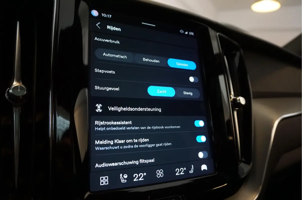2.0 T6 Plug-in hybrid AWD Ultra Black Edition R-Design | Panoramadak | Trekhaak | 360 camera | Adaptive+Lane | Harman Kardon | 21inch | Dealer onderhouden Recharge