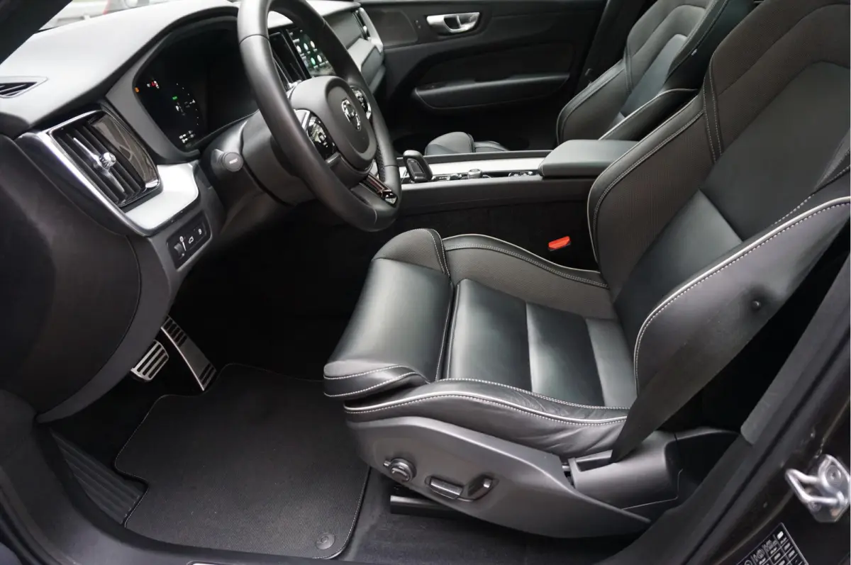 2.0 T6 Plug-in hybrid AWD Ultra Black Edition R-Design | Panoramadak | Trekhaak | 360 camera | Adaptive+Lane | Harman Kardon | 21inch | Dealer onderhouden Recharge