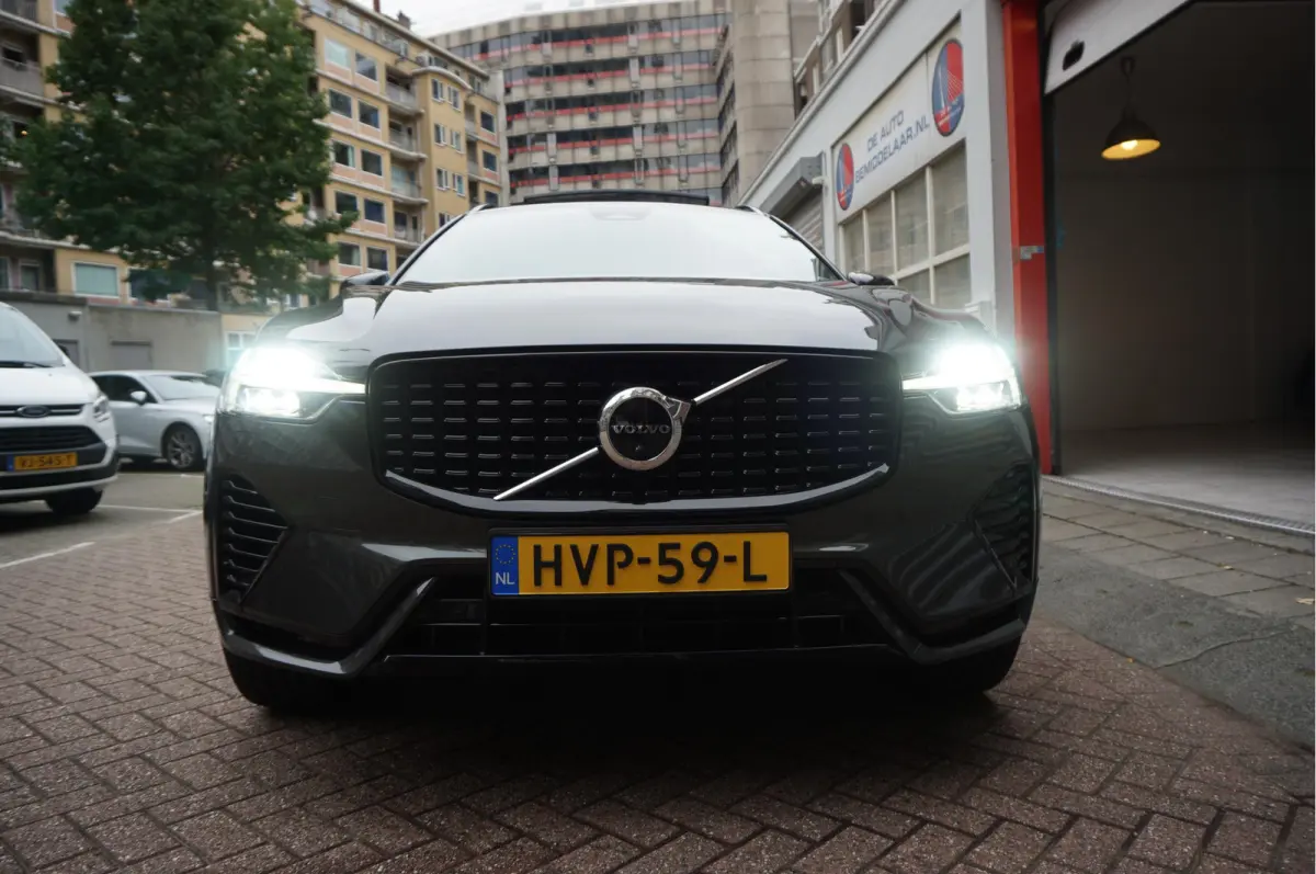 2.0 T6 Plug-in hybrid AWD Ultra Black Edition R-Design | Panoramadak | Trekhaak | 360 camera | Adaptive+Lane | Harman Kardon | 21inch | Dealer onderhouden Recharge