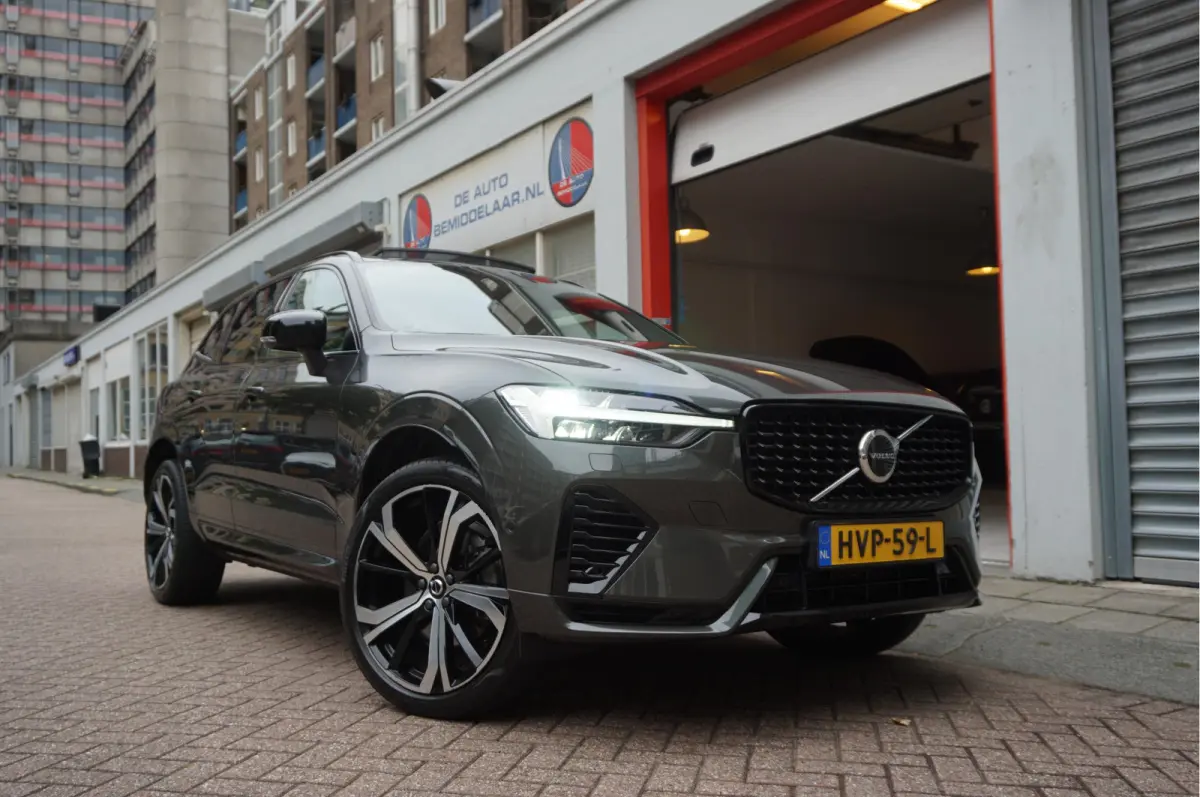 2.0 T6 Plug-in hybrid AWD Ultra Black Edition R-Design | Panoramadak | Trekhaak | 360 camera | Adaptive+Lane | Harman Kardon | 21inch | Dealer onderhouden Recharge