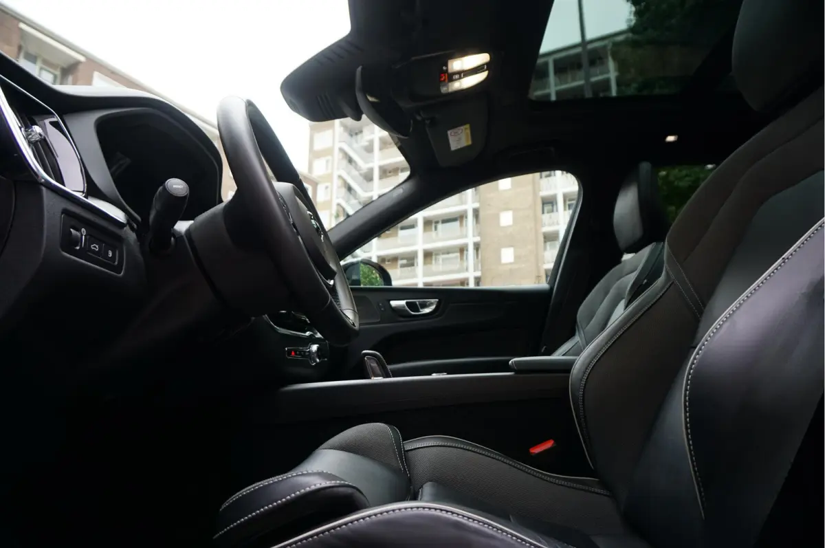 2.0 T6 Plug-in hybrid AWD Ultra Black Edition R-Design | Panoramadak | Trekhaak | 360 camera | Adaptive+Lane | Harman Kardon | 21inch | Dealer onderhouden Recharge