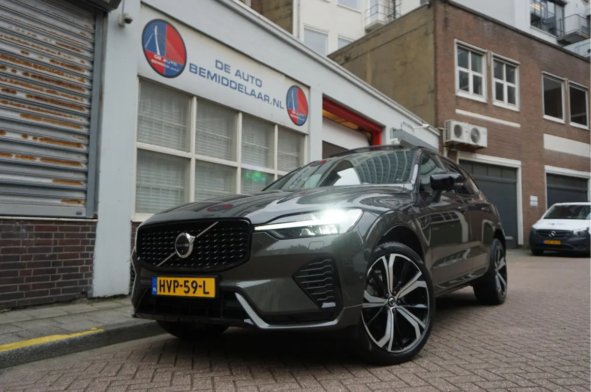 2.0 T6 Plug-in hybrid AWD Ultra Black Edition R-Design | Panoramadak | Trekhaak | 360 camera | Adaptive+Lane | Harman Kardon | 21inch | Dealer onderhouden Recharge