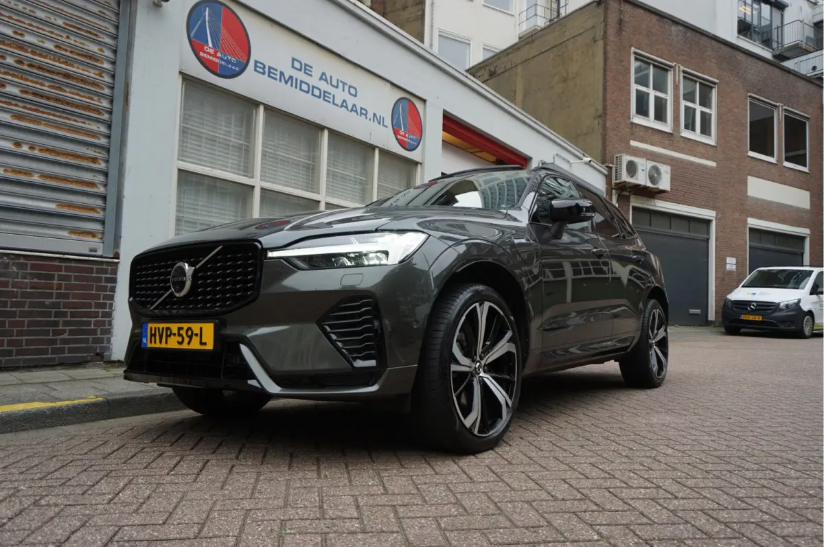 2.0 T6 Plug-in hybrid AWD Ultra Black Edition R-Design | Panoramadak | Trekhaak | 360 camera | Adaptive+Lane | Harman Kardon | 21inch | Dealer onderhouden Recharge