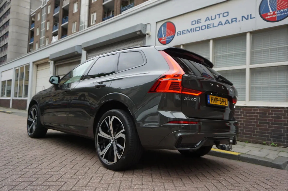2.0 T6 Plug-in hybrid AWD Ultra Black Edition R-Design | Panoramadak | Trekhaak | 360 camera | Adaptive+Lane | Harman Kardon | 21inch | Dealer onderhouden Recharge