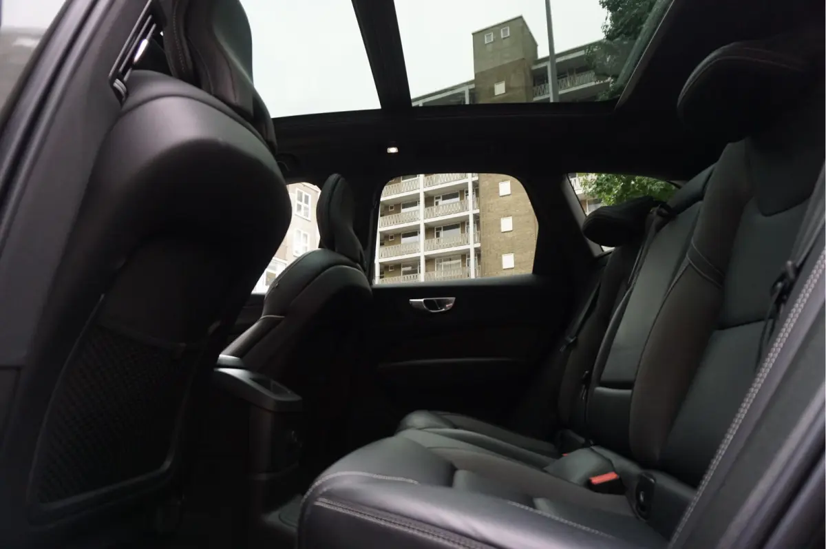 2.0 T6 Plug-in hybrid AWD Ultra Black Edition R-Design | Panoramadak | Trekhaak | 360 camera | Adaptive+Lane | Harman Kardon | 21inch | Dealer onderhouden Recharge