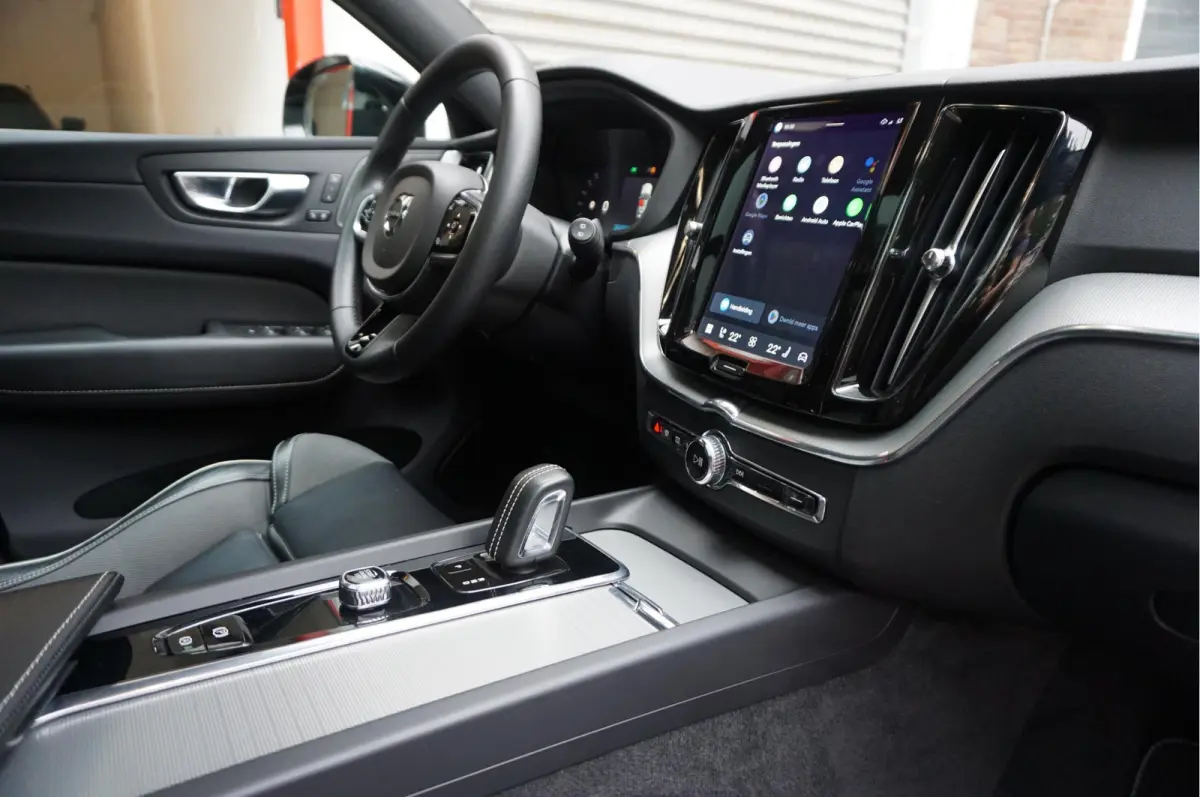 2.0 T6 Plug-in hybrid AWD Ultra Black Edition R-Design | Panoramadak | Trekhaak | 360 camera | Adaptive+Lane | Harman Kardon | 21inch | Dealer onderhouden Recharge