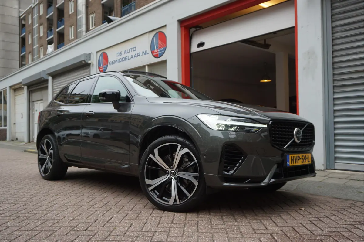 2.0 T6 Plug-in hybrid AWD Ultra Black Edition R-Design | Panoramadak | Trekhaak | 360 camera | Adaptive+Lane | Harman Kardon | 21inch | Dealer onderhouden Recharge