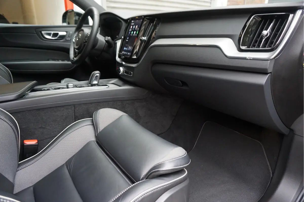 2.0 T6 Plug-in hybrid AWD Ultra Black Edition R-Design | Panoramadak | Trekhaak | 360 camera | Adaptive+Lane | Harman Kardon | 21inch | Dealer onderhouden Recharge