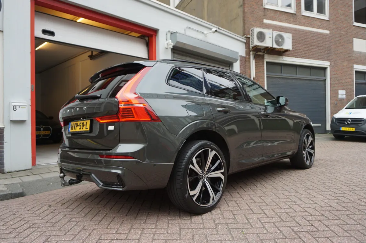 2.0 T6 Plug-in hybrid AWD Ultra Black Edition R-Design | Panoramadak | Trekhaak | 360 camera | Adaptive+Lane | Harman Kardon | 21inch | Dealer onderhouden Recharge