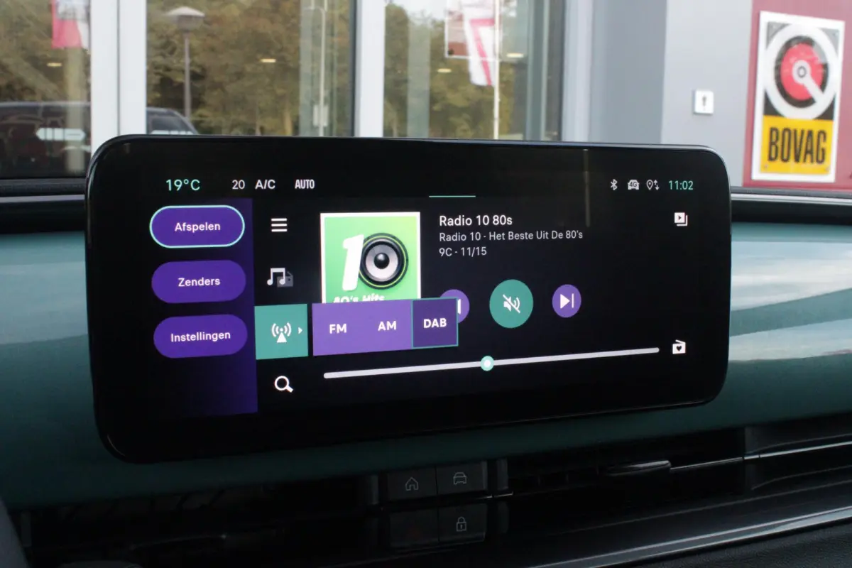 1.2 110PK Hybrid AUTOMAAT POP | WINTER PACK: VERWAMBARE VOORSTOELEN/VERWARMBARE VOORRUIT | PACK COMFORT: ACHTERUITRIJCAMERA MET DYNAMISCHE HULPLIJNEN/AUDIOSYSTEEM MET 6 SPEAKERS/DRAADLOOS LA