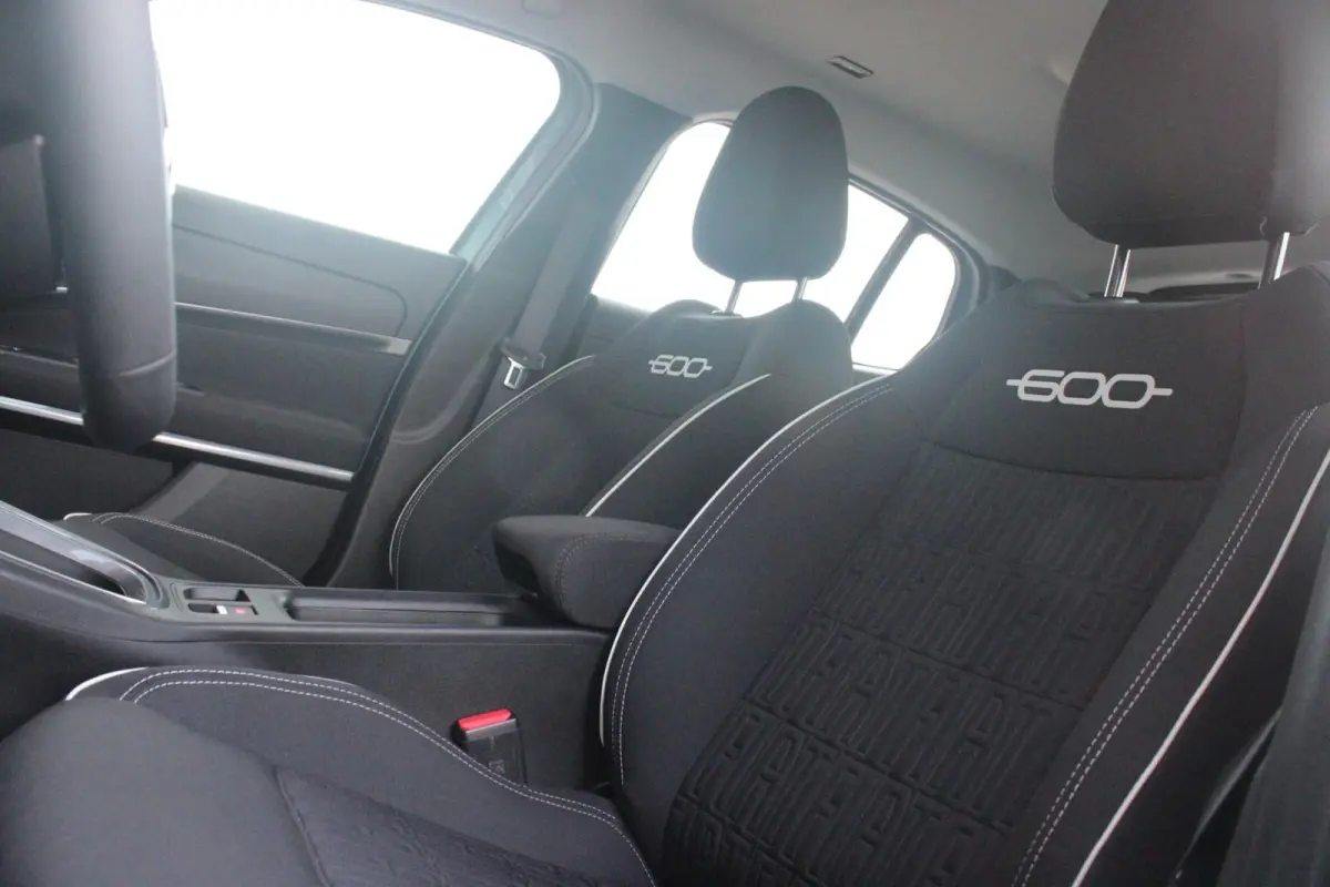 1.2 110PK Hybrid AUTOMAAT POP | WINTER PACK: VERWAMBARE VOORSTOELEN/VERWARMBARE VOORRUIT | PACK COMFORT: ACHTERUITRIJCAMERA MET DYNAMISCHE HULPLIJNEN/AUDIOSYSTEEM MET 6 SPEAKERS/DRAADLOOS LA