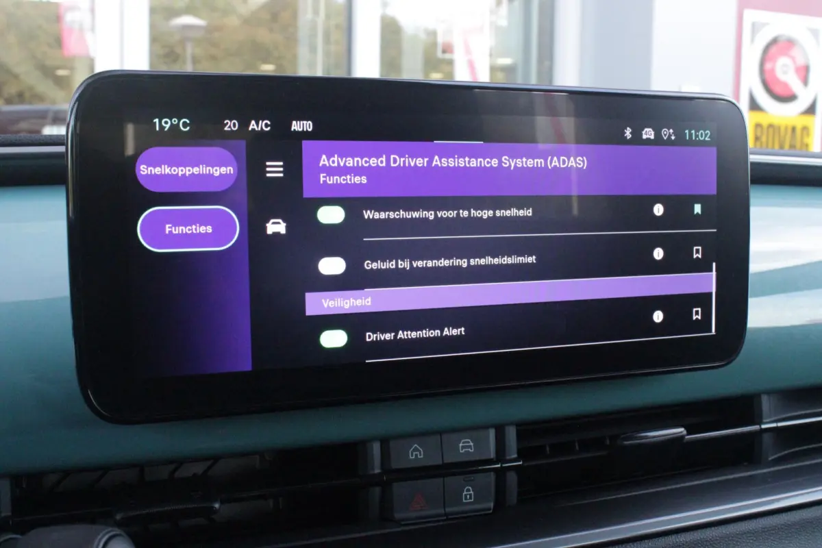 1.2 110PK Hybrid AUTOMAAT POP | WINTER PACK: VERWAMBARE VOORSTOELEN/VERWARMBARE VOORRUIT | PACK COMFORT: ACHTERUITRIJCAMERA MET DYNAMISCHE HULPLIJNEN/AUDIOSYSTEEM MET 6 SPEAKERS/DRAADLOOS LA