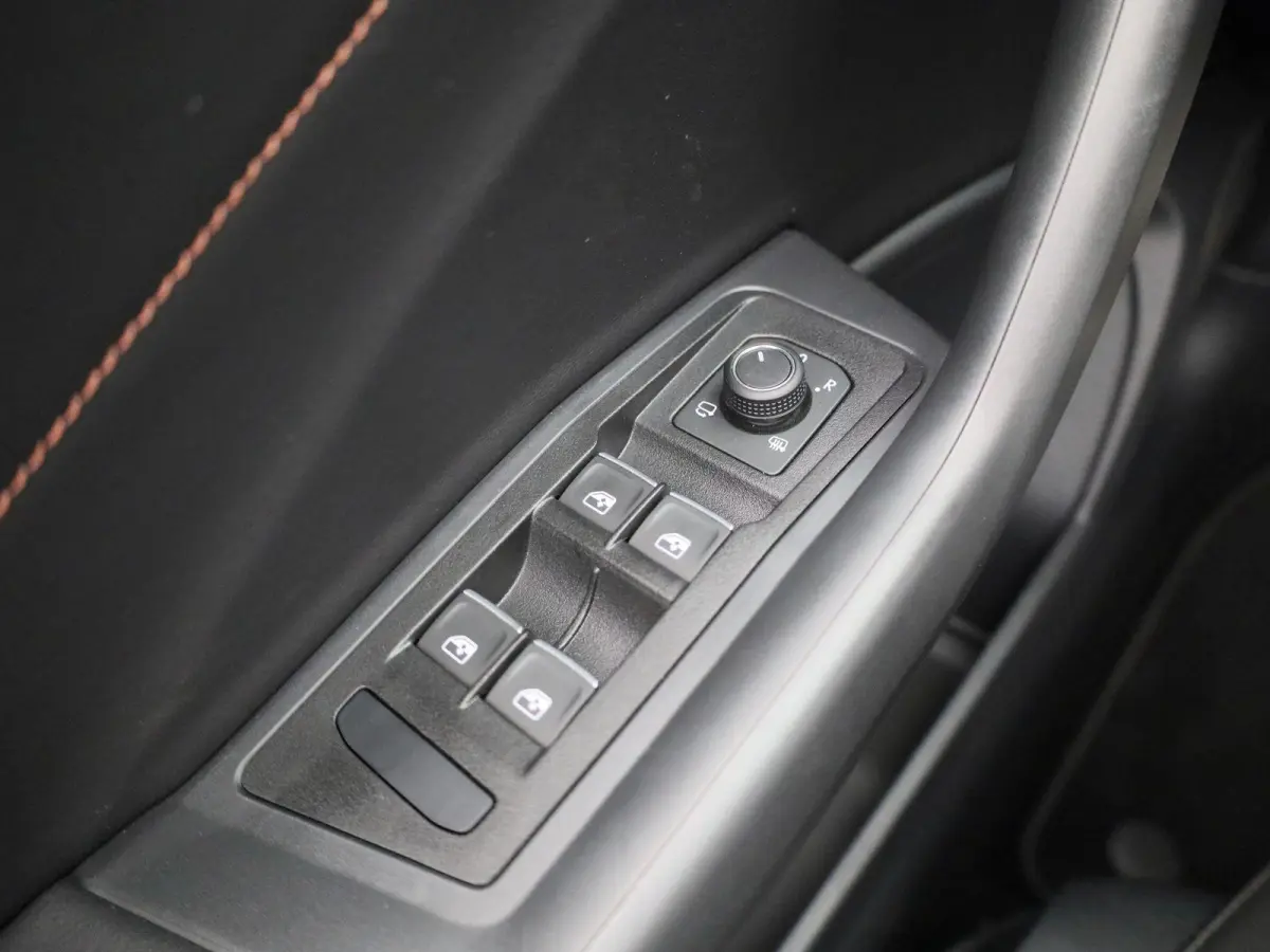 1.5 TSI R-Line 150 PK| Trekhaak Afneembaar | Navigatie Pro | LEDER Interieur | Stoelverwarming | Stuurwielverwarming | Achteruitrijcamera | Dodehoekdetectie | LED Matrix