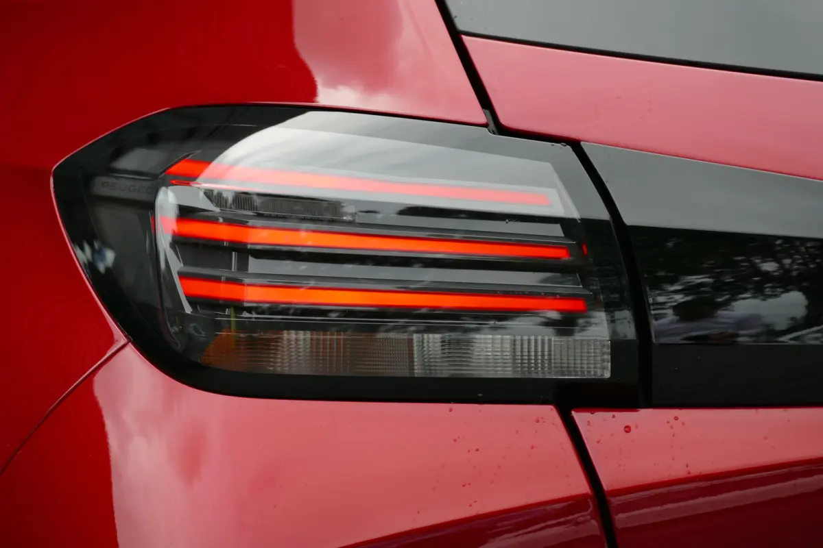 1.2 PURETECH 100PK ALLURE / CAMERA / STOELVERWARMING / 16"LMV/ NAVI / CLIMA / PDC / CRUISECONTROL / I-COCKPIT / FULL-LED / 1E EIGENAAR /  SCHITTERENDE STAAT !!