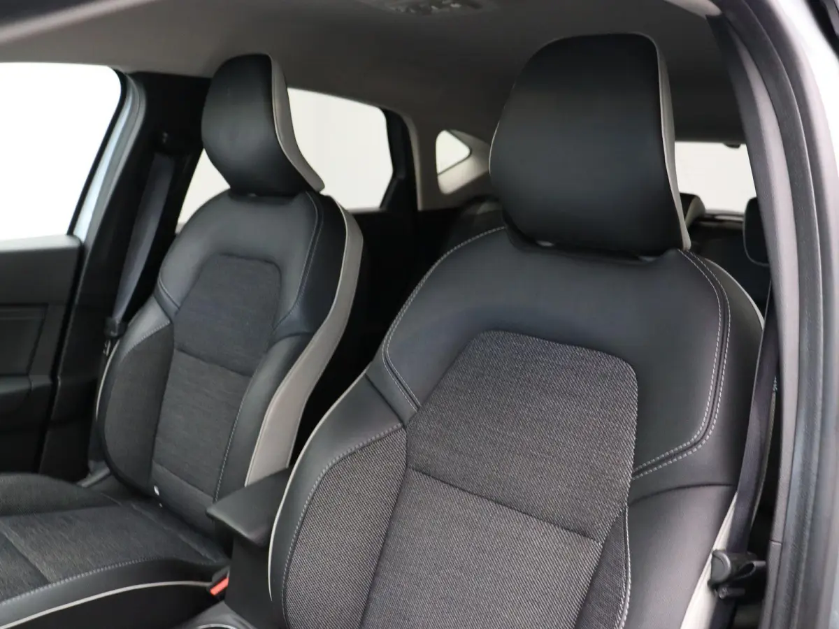 1.6 E-Tech Hybrid 145 Techno | Navigatie | Achteruitrijcamera | Parkeersensoren voor en achter | Climate control |
