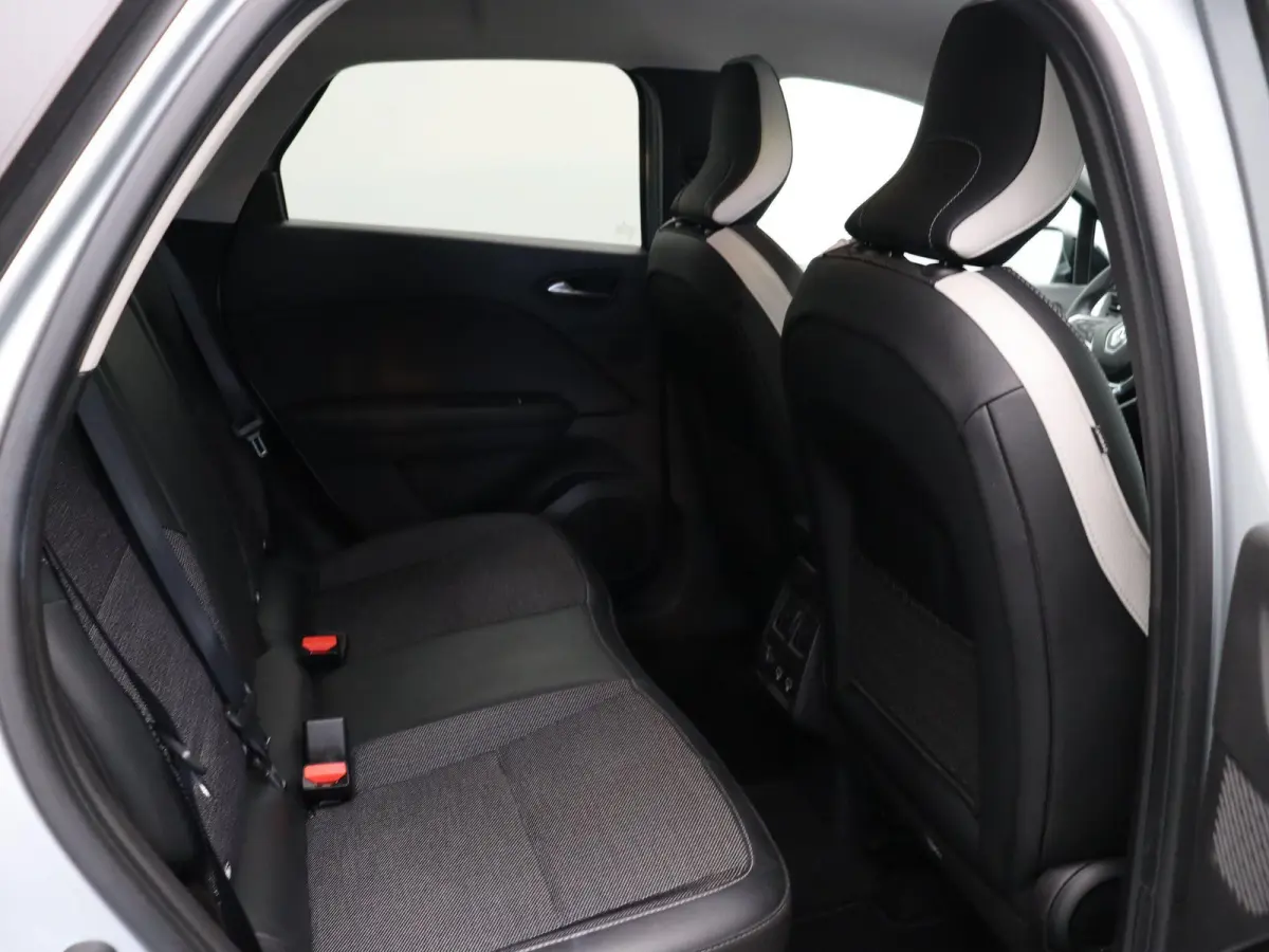 1.6 E-Tech Hybrid 145 Techno | Navigatie | Achteruitrijcamera | Parkeersensoren voor en achter | Climate control |
