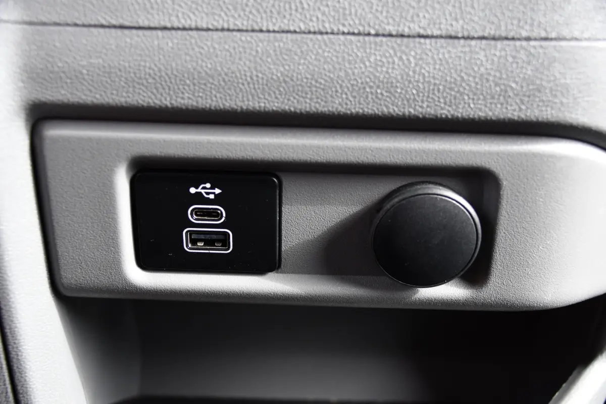 320 2.0 TDCI L2H1 PB Edition Limited Adaptieve Cruise, Camera, Carplay, LED, 170pk, Automaat, Stoelverwarming, Trekhaak, Virtual, Multimedia, Uniek!