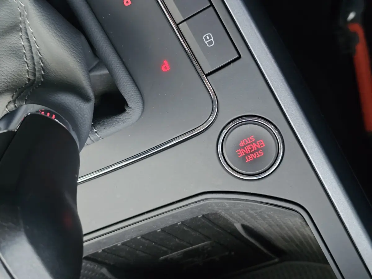 1.0 TSI Style Business Intense | Automaat | LED | Camera | ACC | Full Link | Park Assist | Twotone | Climatronic | Navi |