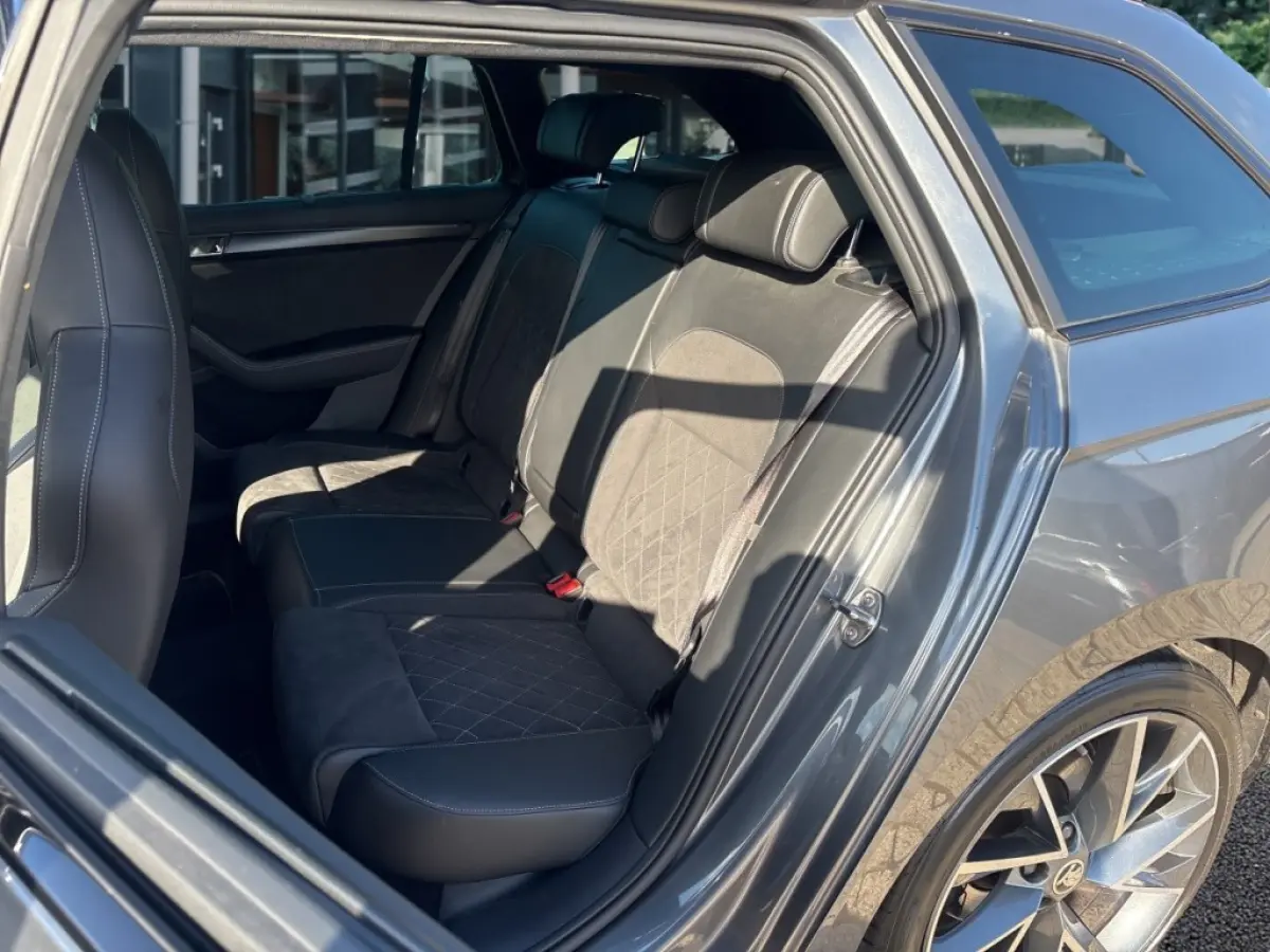 2.0 TDI DSG SPORTLINE PANO-DAK/TREKHAAK/360CAM/ELEK-KLEP/ACC/STOELVERW