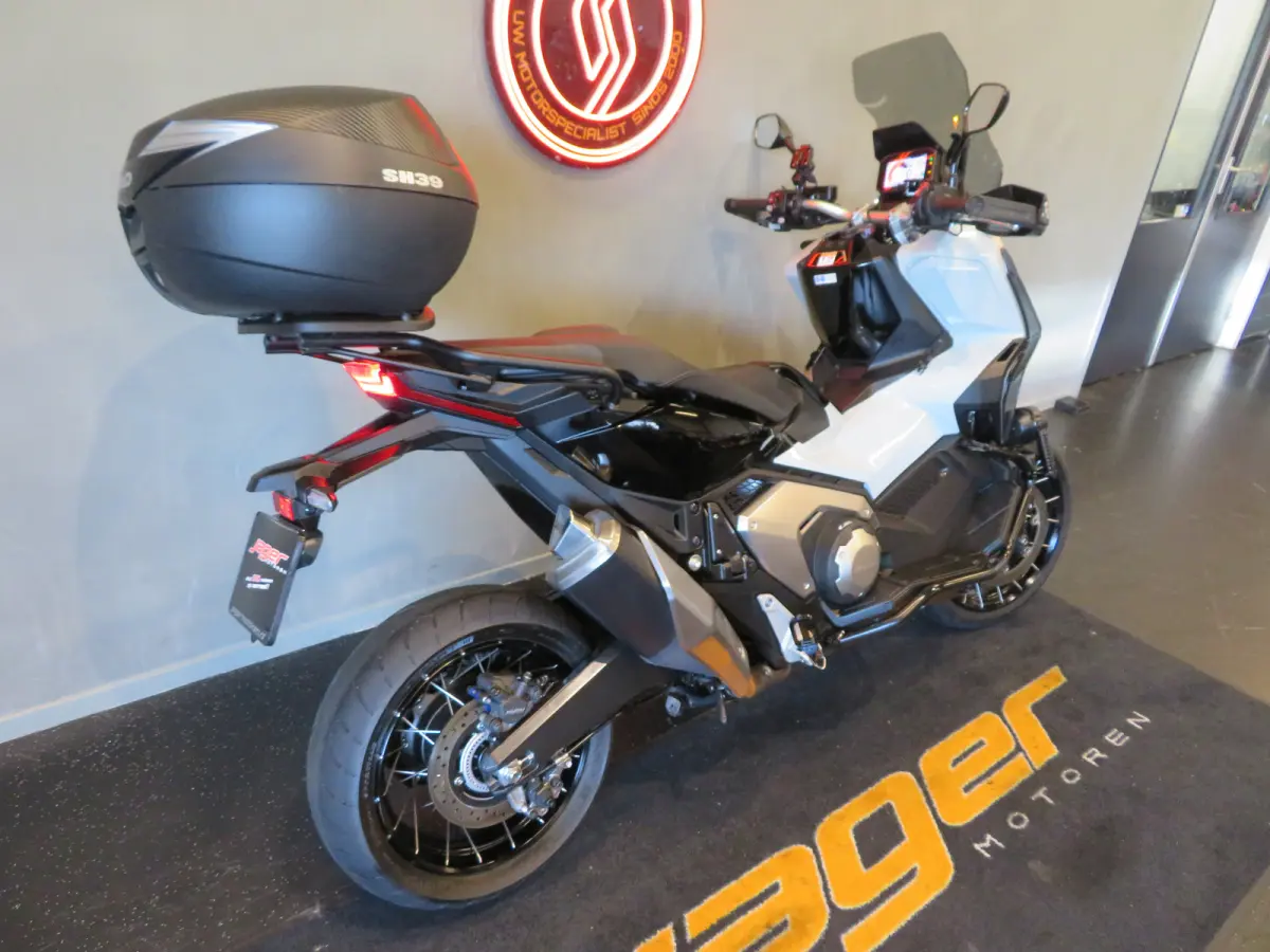 X ADV 750 ABS DCT NIEUWSTAAT!!