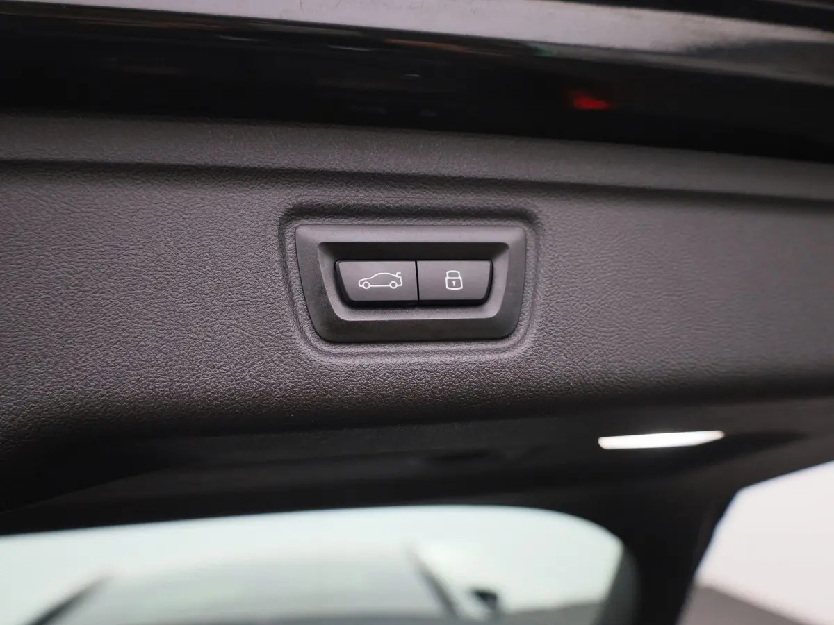 320e | PANORAMADAK | APPLE CARPLAY - ANDROID AUTO | NAVIGATIE | LED VERLICHTING | LICHTMETALEN VELGEN | PARKEERSENSOREN | DAB RADIO | BLUETOOTH |