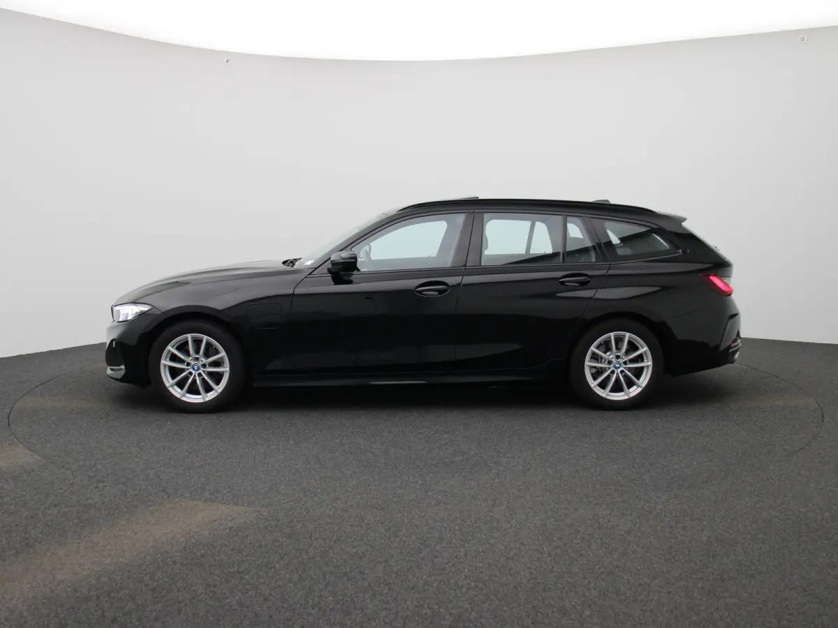 320e | PANORAMADAK | APPLE CARPLAY - ANDROID AUTO | NAVIGATIE | LED VERLICHTING | LICHTMETALEN VELGEN | PARKEERSENSOREN | DAB RADIO | BLUETOOTH |