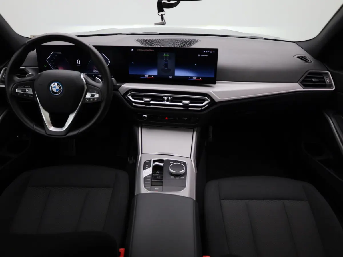 320e | PANORAMADAK | APPLE CARPLAY - ANDROID AUTO | NAVIGATIE | LED VERLICHTING | LICHTMETALEN VELGEN | PARKEERSENSOREN | DAB RADIO | BLUETOOTH |