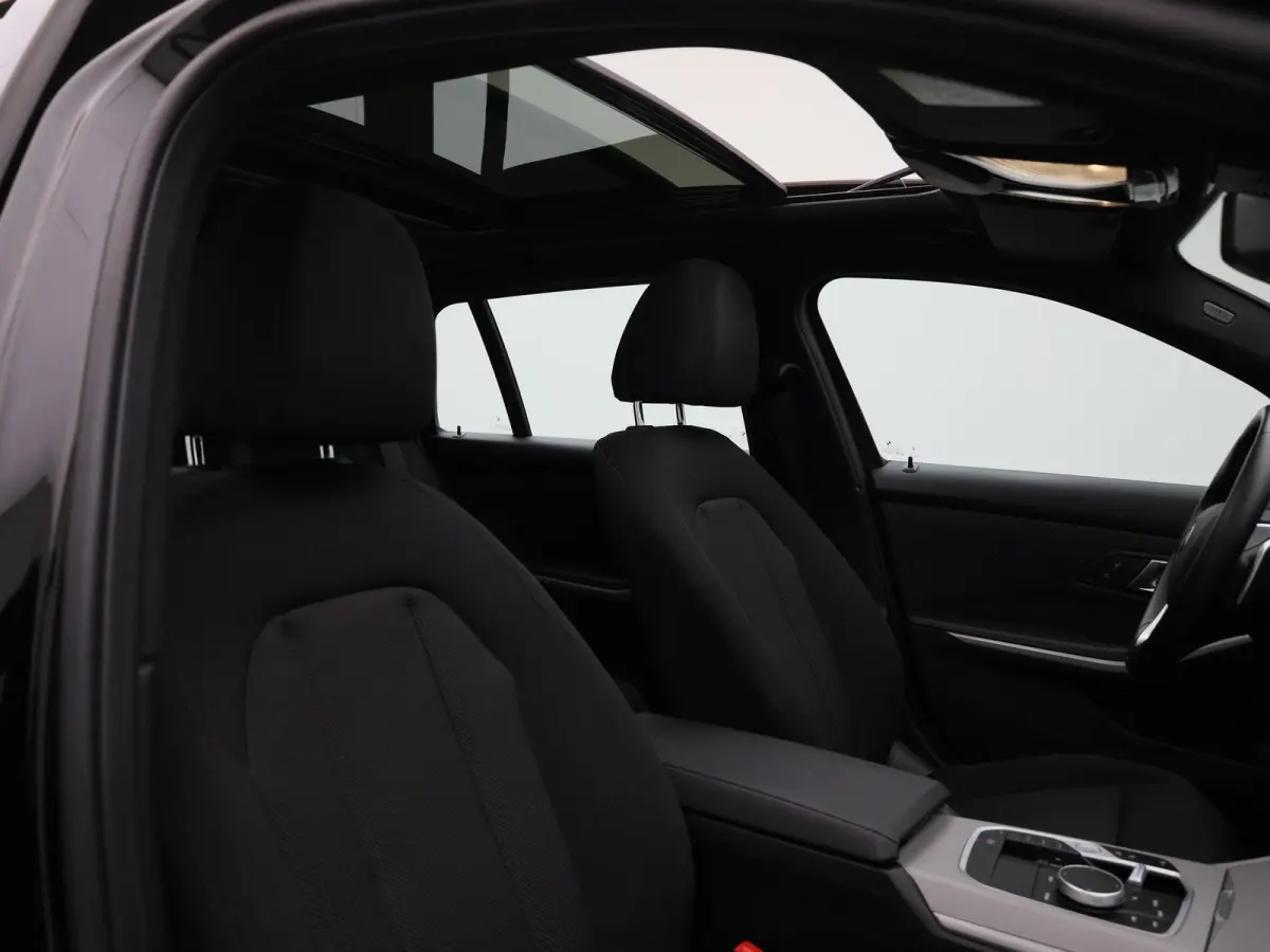 320e | PANORAMADAK | APPLE CARPLAY - ANDROID AUTO | NAVIGATIE | LED VERLICHTING | LICHTMETALEN VELGEN | PARKEERSENSOREN | DAB RADIO | BLUETOOTH |