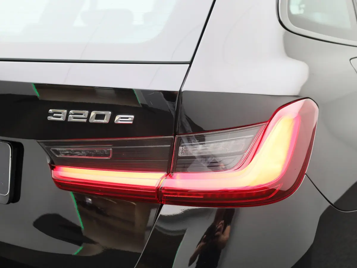 320e | PANORAMADAK | APPLE CARPLAY - ANDROID AUTO | NAVIGATIE | LED VERLICHTING | LICHTMETALEN VELGEN | PARKEERSENSOREN | DAB RADIO | BLUETOOTH |