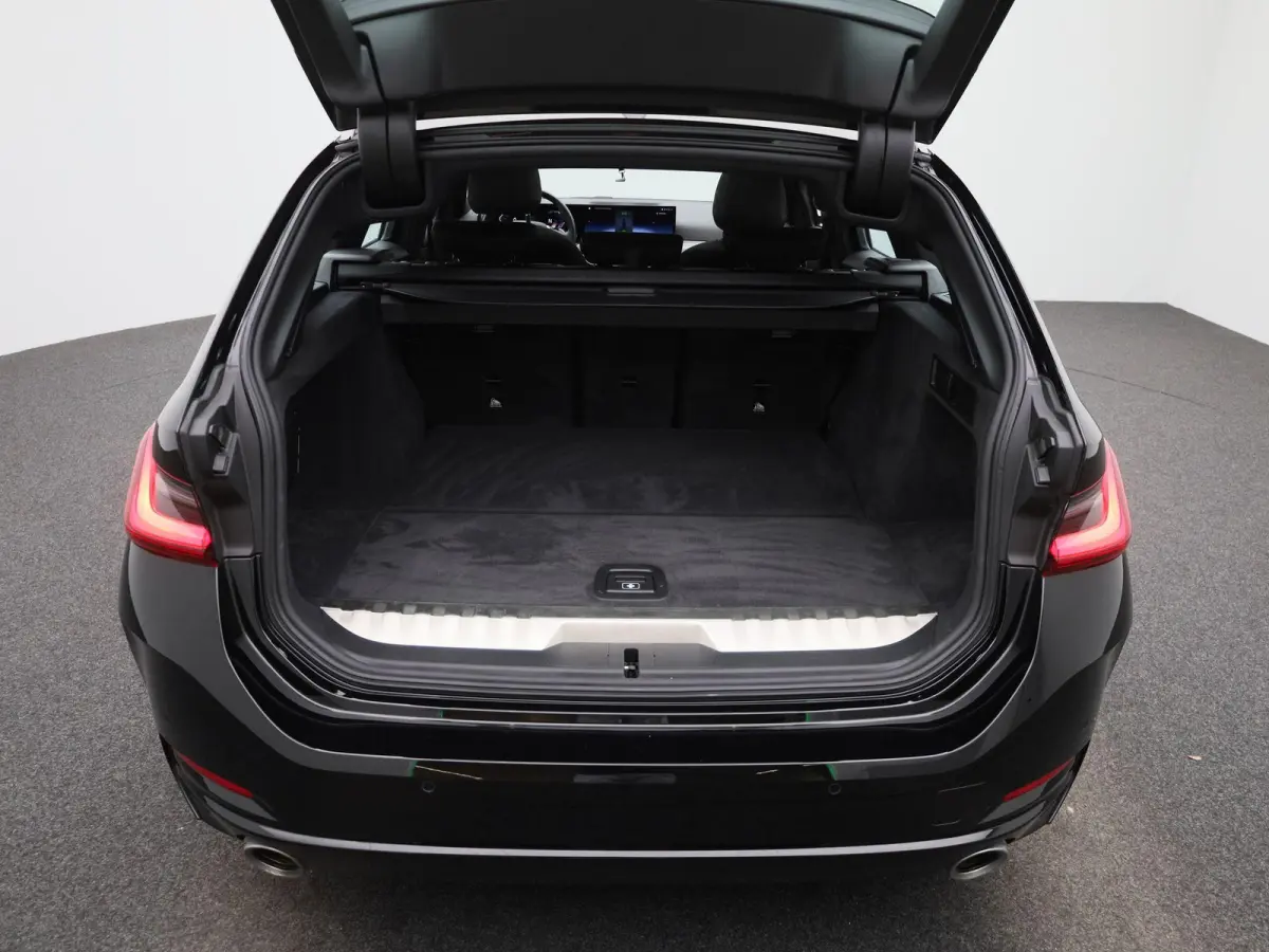 320e | PANORAMADAK | APPLE CARPLAY - ANDROID AUTO | NAVIGATIE | LED VERLICHTING | LICHTMETALEN VELGEN | PARKEERSENSOREN | DAB RADIO | BLUETOOTH |