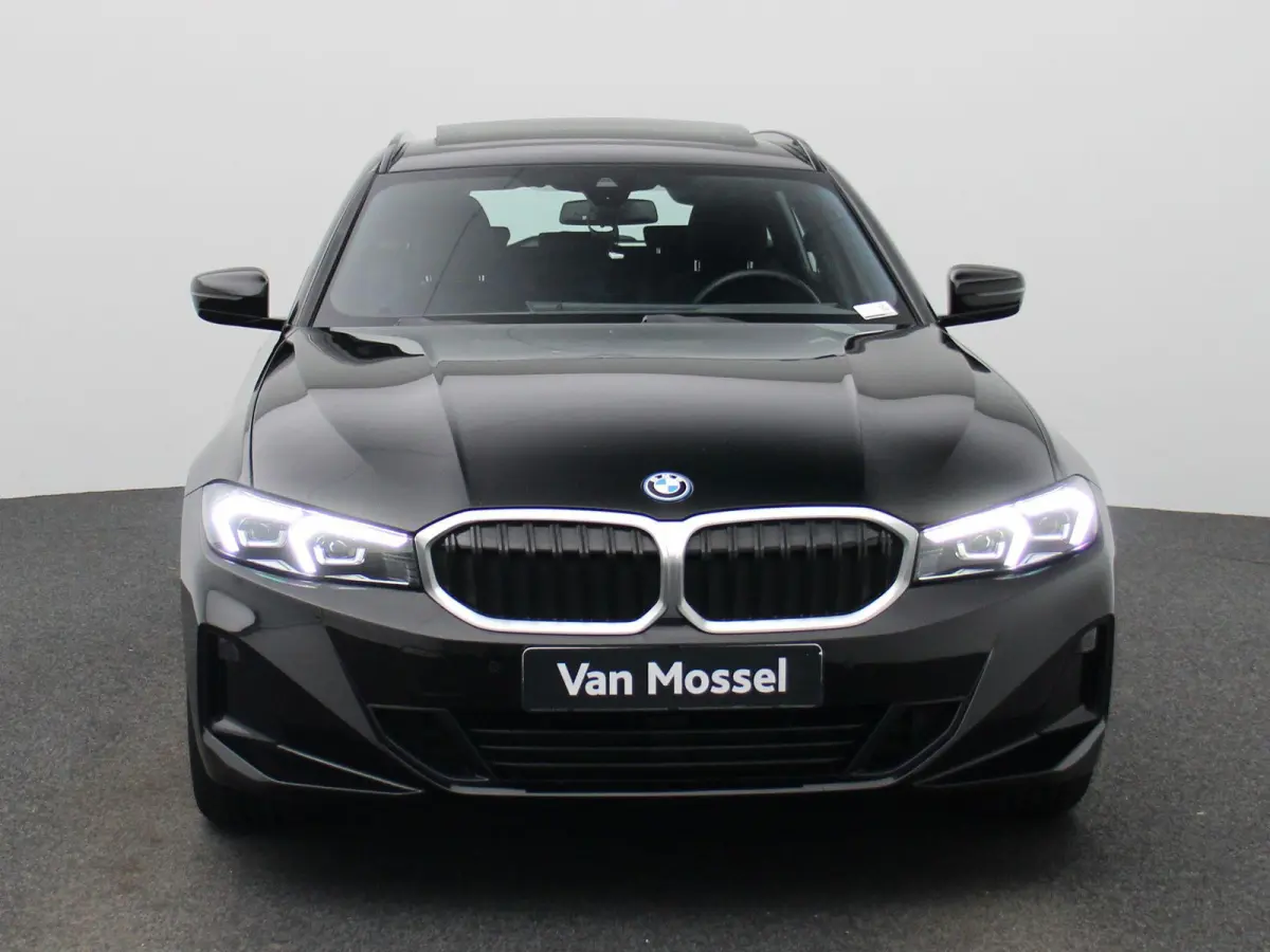 320e | PANORAMADAK | APPLE CARPLAY - ANDROID AUTO | NAVIGATIE | LED VERLICHTING | LICHTMETALEN VELGEN | PARKEERSENSOREN | DAB RADIO | BLUETOOTH |