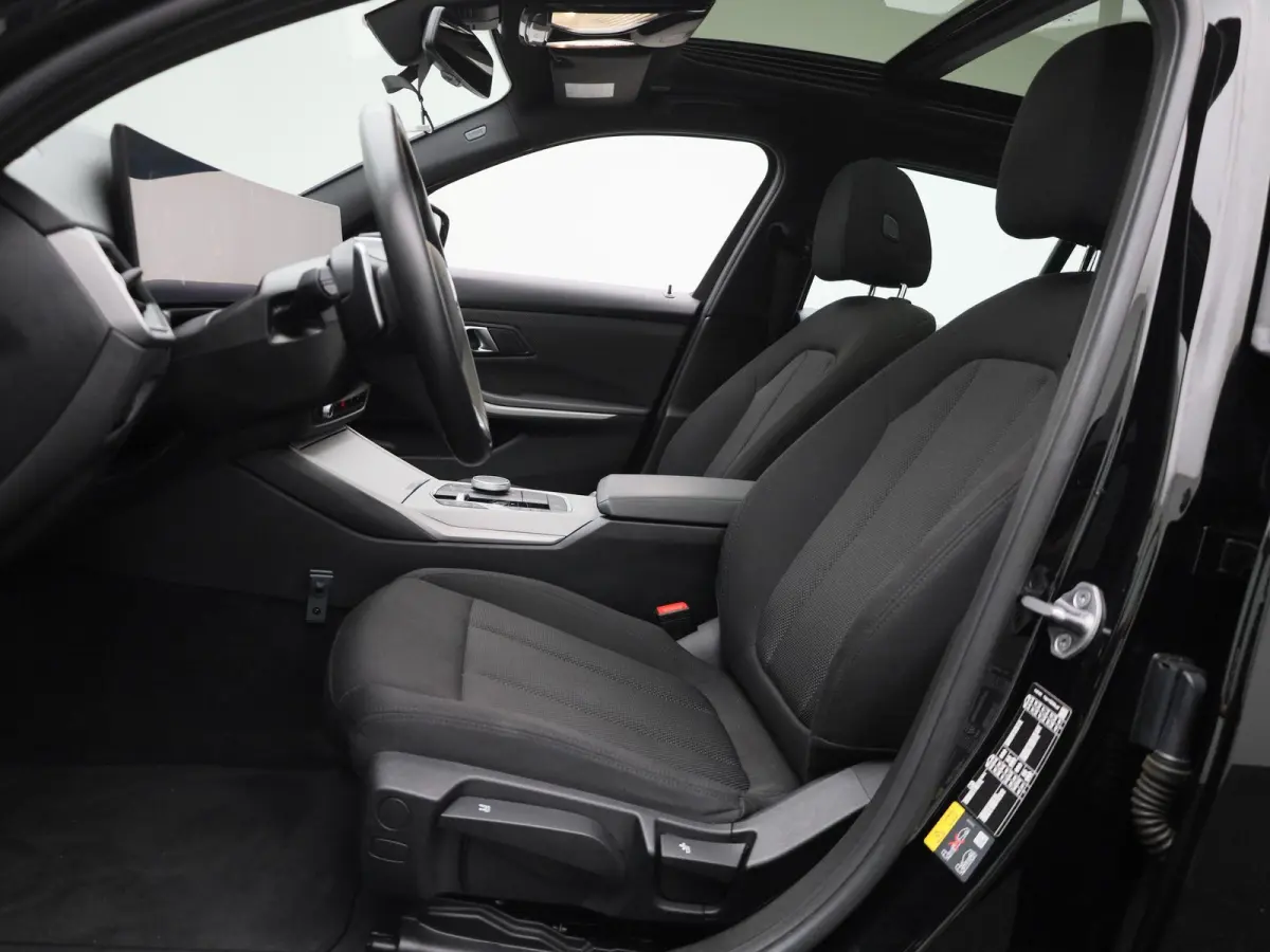 320e | PANORAMADAK | APPLE CARPLAY - ANDROID AUTO | NAVIGATIE | LED VERLICHTING | LICHTMETALEN VELGEN | PARKEERSENSOREN | DAB RADIO | BLUETOOTH |