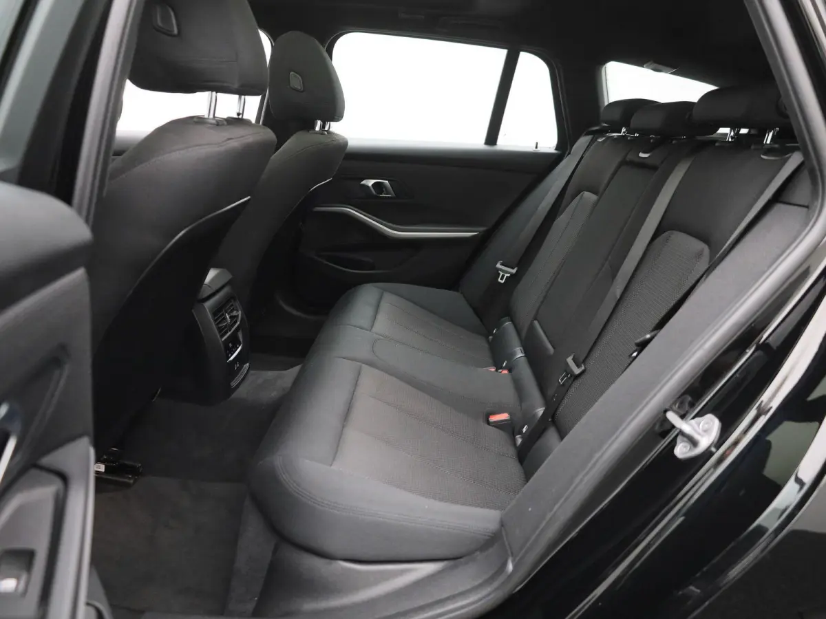 320e | PANORAMADAK | APPLE CARPLAY - ANDROID AUTO | NAVIGATIE | LED VERLICHTING | LICHTMETALEN VELGEN | PARKEERSENSOREN | DAB RADIO | BLUETOOTH |