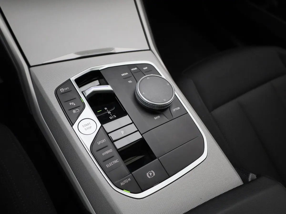 320e | PANORAMADAK | APPLE CARPLAY - ANDROID AUTO | NAVIGATIE | LED VERLICHTING | LICHTMETALEN VELGEN | PARKEERSENSOREN | DAB RADIO | BLUETOOTH |