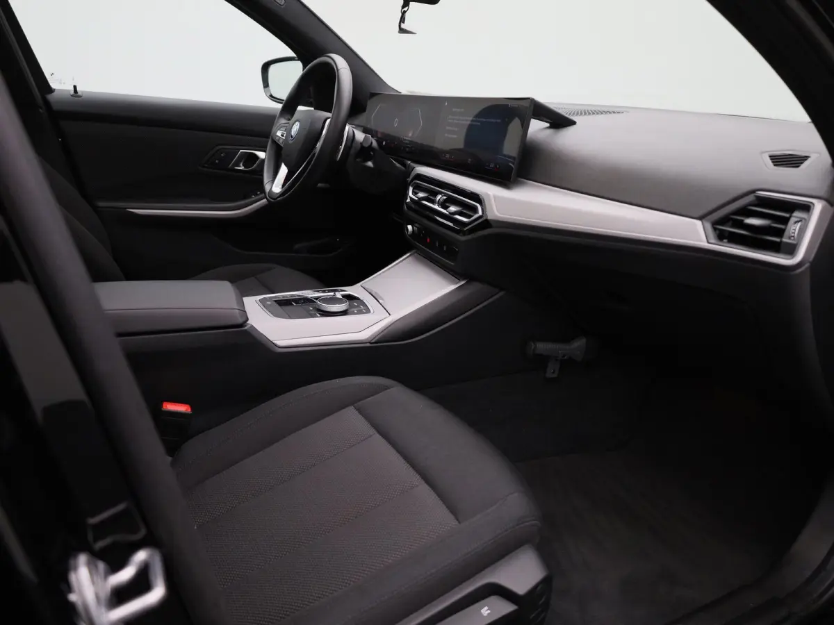 320e | PANORAMADAK | APPLE CARPLAY - ANDROID AUTO | NAVIGATIE | LED VERLICHTING | LICHTMETALEN VELGEN | PARKEERSENSOREN | DAB RADIO | BLUETOOTH |