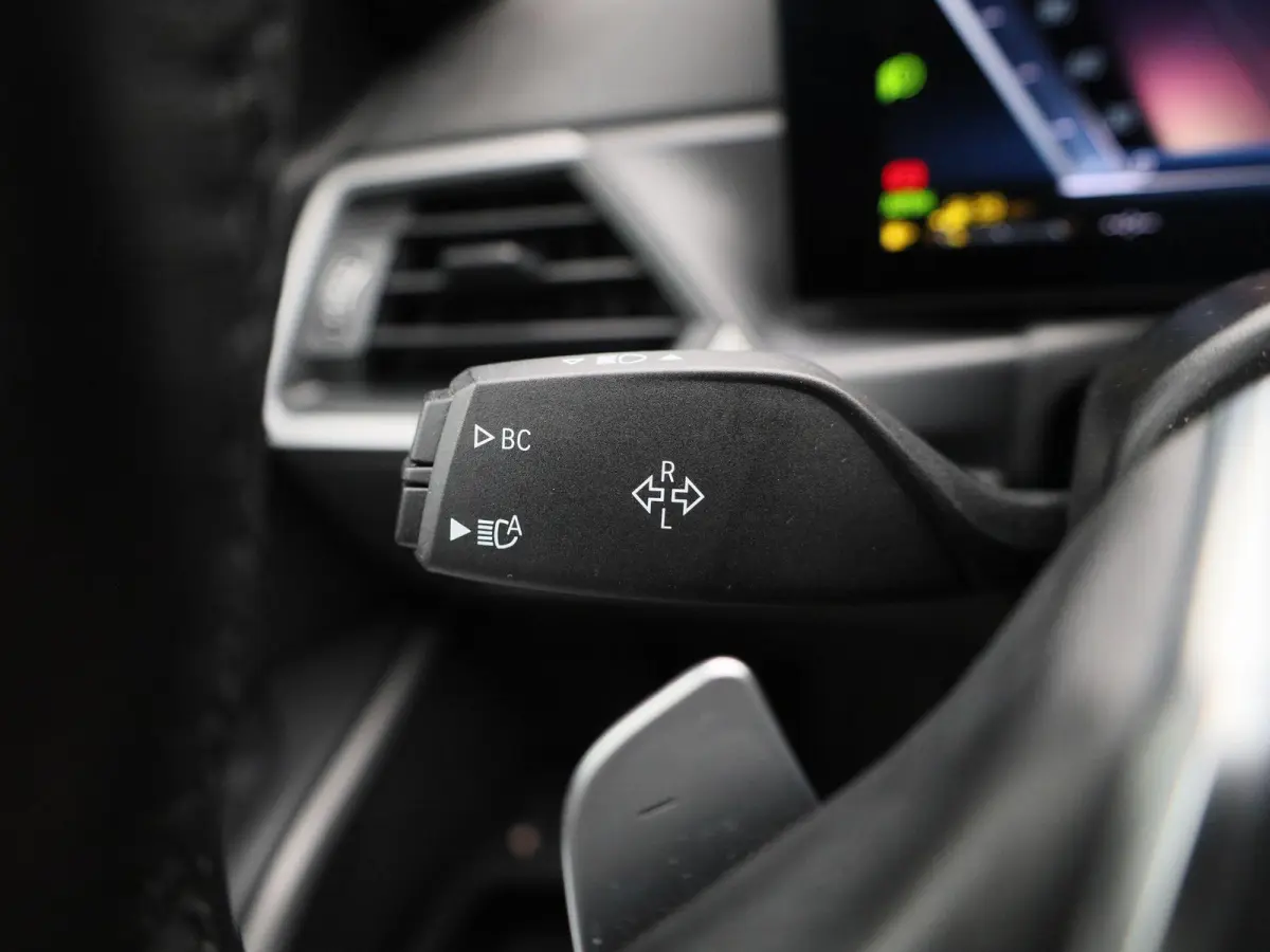 320e | PANORAMADAK | APPLE CARPLAY - ANDROID AUTO | NAVIGATIE | LED VERLICHTING | LICHTMETALEN VELGEN | PARKEERSENSOREN | DAB RADIO | BLUETOOTH |