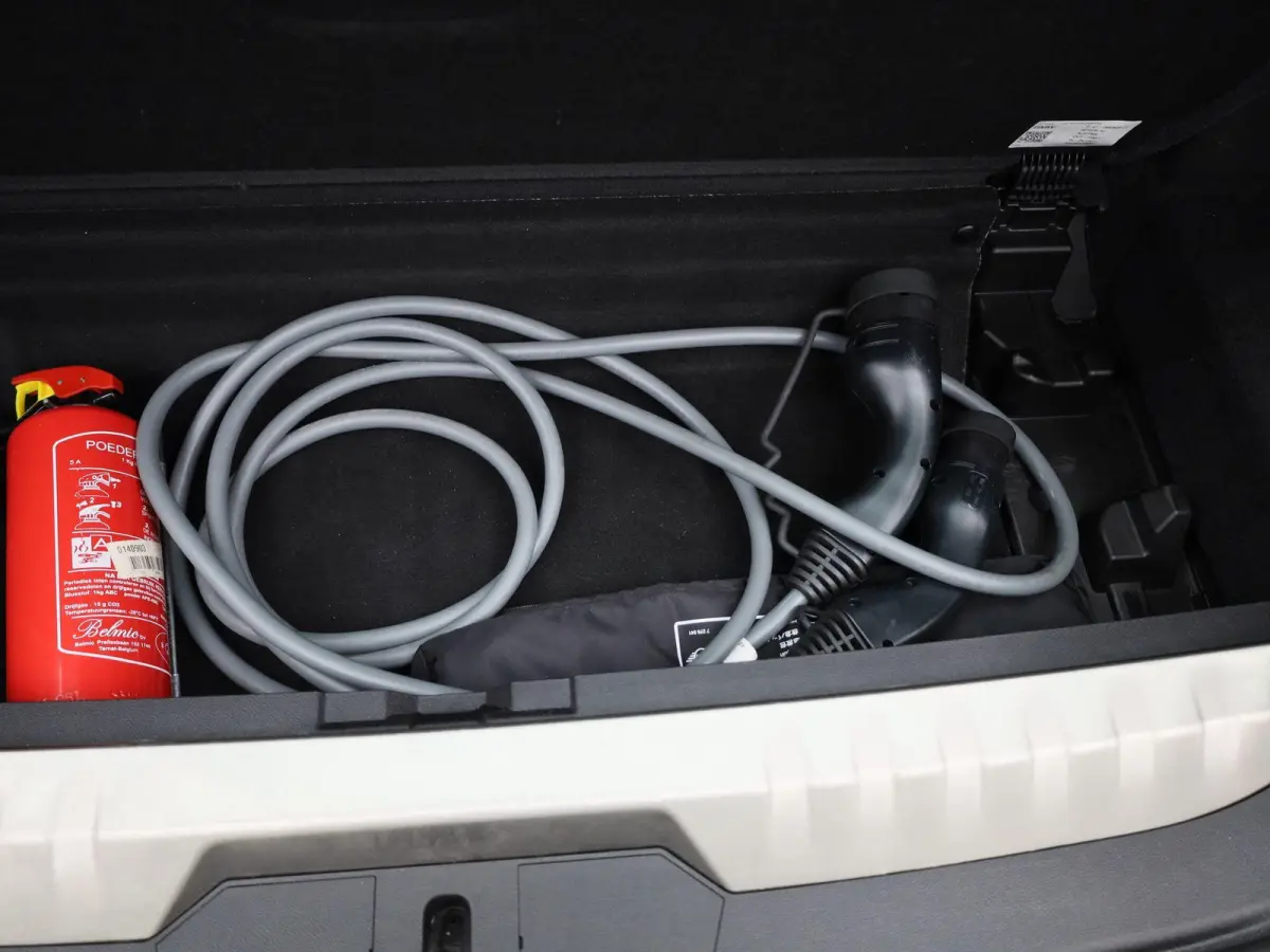 320e | PANORAMADAK | APPLE CARPLAY - ANDROID AUTO | NAVIGATIE | LED VERLICHTING | LICHTMETALEN VELGEN | PARKEERSENSOREN | DAB RADIO | BLUETOOTH |