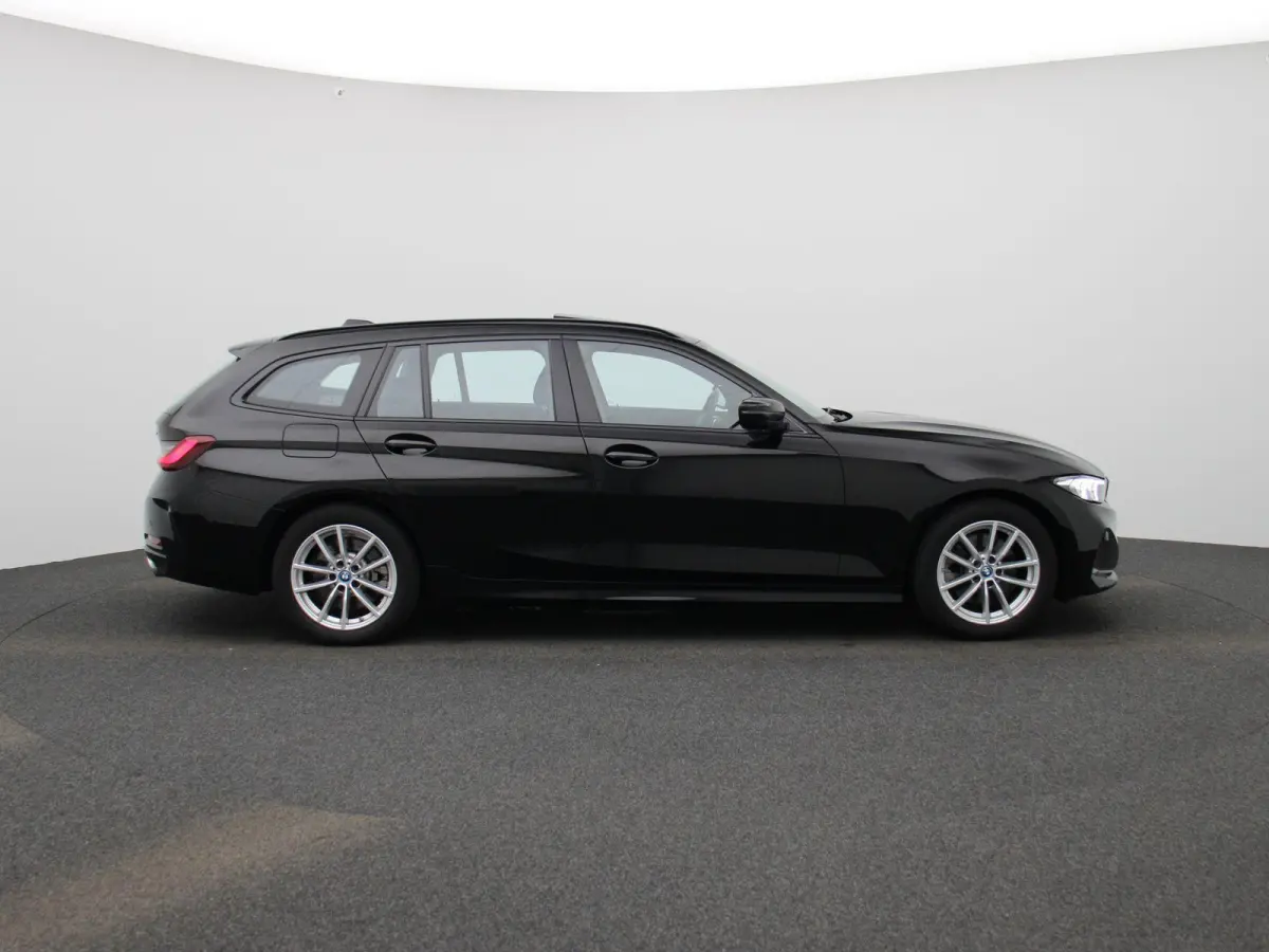 320e | PANORAMADAK | APPLE CARPLAY - ANDROID AUTO | NAVIGATIE | LED VERLICHTING | LICHTMETALEN VELGEN | PARKEERSENSOREN | DAB RADIO | BLUETOOTH |