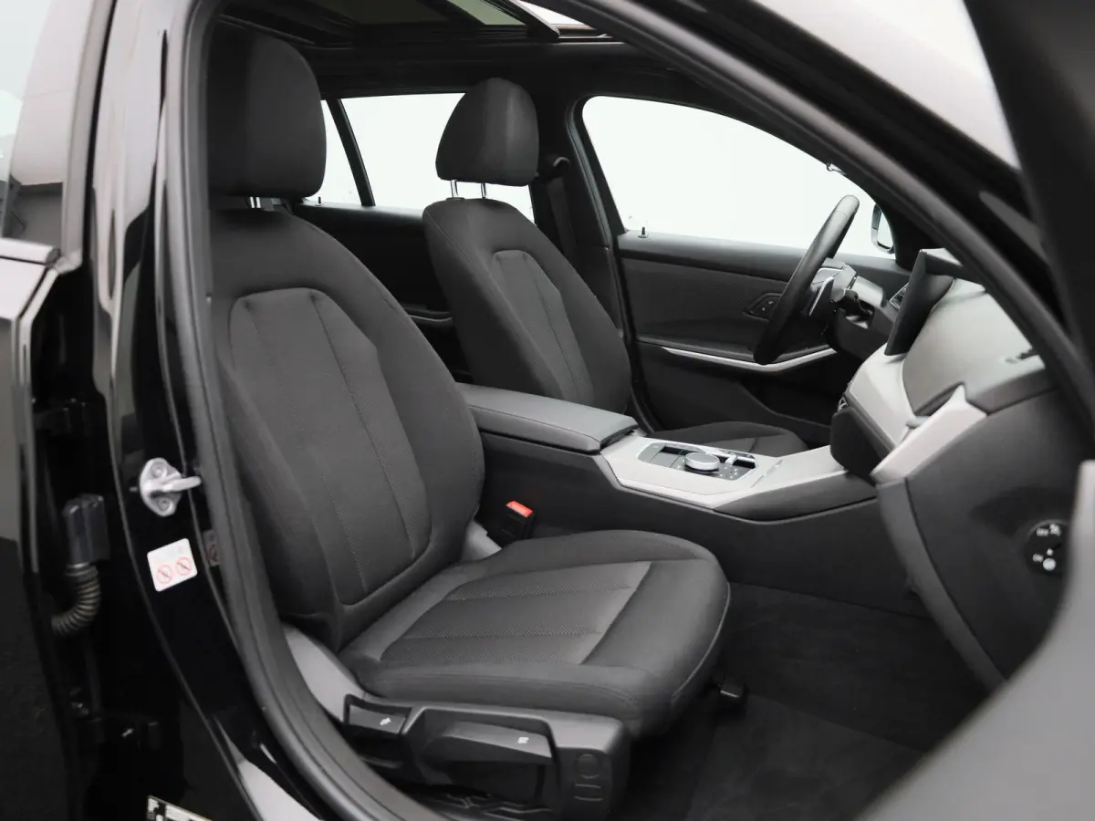 320e | PANORAMADAK | APPLE CARPLAY - ANDROID AUTO | NAVIGATIE | LED VERLICHTING | LICHTMETALEN VELGEN | PARKEERSENSOREN | DAB RADIO | BLUETOOTH |